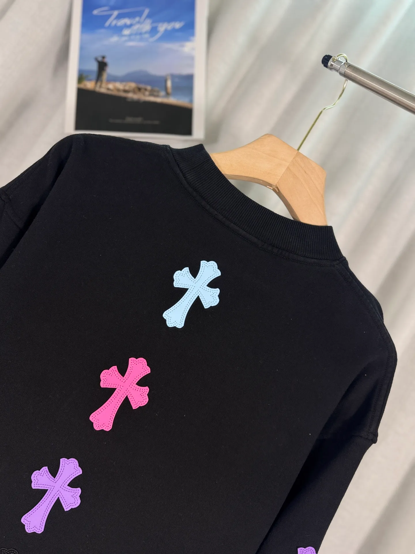 P260 top version, real shot without P, ​​different from market currency) 𝗖𝗵𝗿𝗼𝗺𝗲 𝗛𝗲𝗮𝗿𝘁𝘀/Cro Heart 2025 washed patch embroidery autumn and winter new original single counter American laser burnt 3D three-dimensional color embroidered couple casual sweatshirt 👑The highest version! Customized fabric 420g tripe terry fabric! American acid-washed and distressed original fabric laser burnt ✟appliqué embroidery and exquisite embroidery of letters! The best-selling model in the counter, very comfortable to wear. Accessories: original molded and authenticated collar label➕100% silk wash label. Genuine purchase-grade original hangtag➕matching hanging rope➕3D hanging beads➕original packaging bag. Craftsmanship: The original version has consistent wiring! The highest version of the armhole matching technique! Color: White Black Size: S M L XL Style No.: 9303